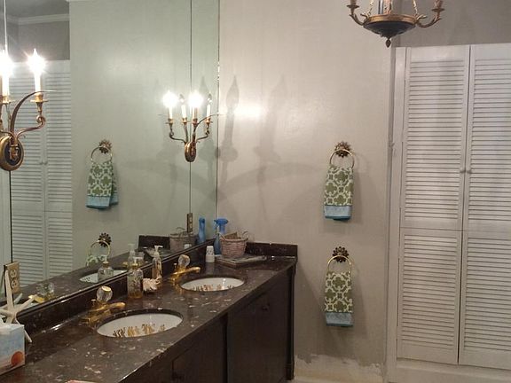 Master bathroom is 10 x 19,2 Egyptian chandeliers,2sconces