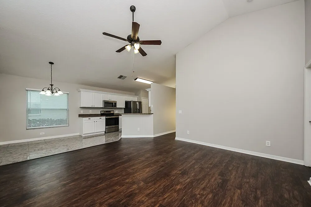 4 bed, 2.0 bath, 1877 sqft, $2,500 — Photo 3