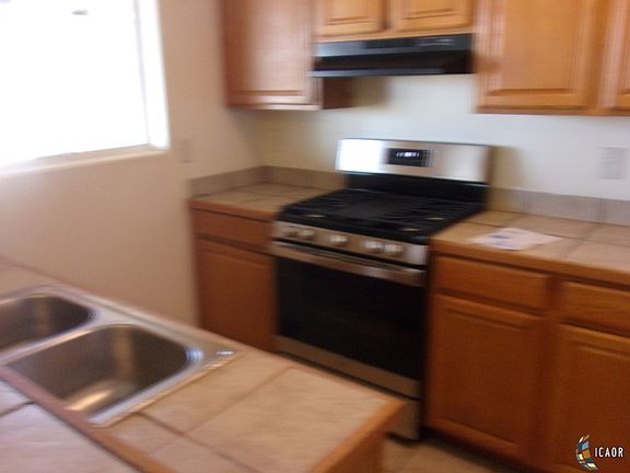 3rd image of 668 E Alamo St