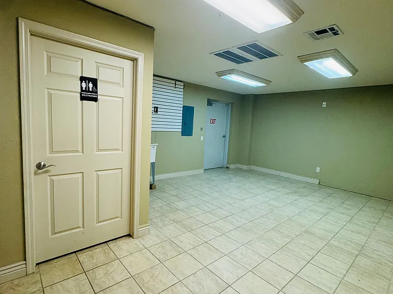2905 Nederland Ave — Photo 9
