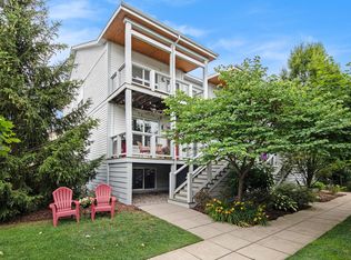 2090 Celadon Dr NE, Grand Rapids, MI 49525