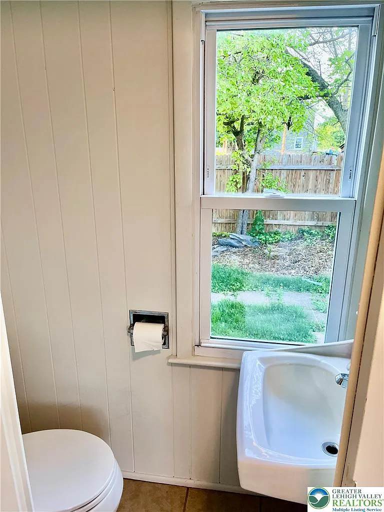 4 bed, 1.5 bath, 1437 sqft, $2,500 — Photo 4