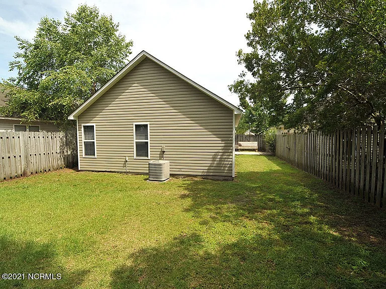 1105 Loman Ln — Photo 3