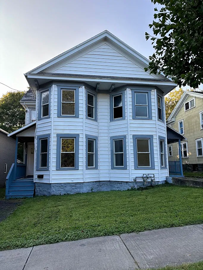 4 bed, 1600 sqft, $1,895 — Photo 1