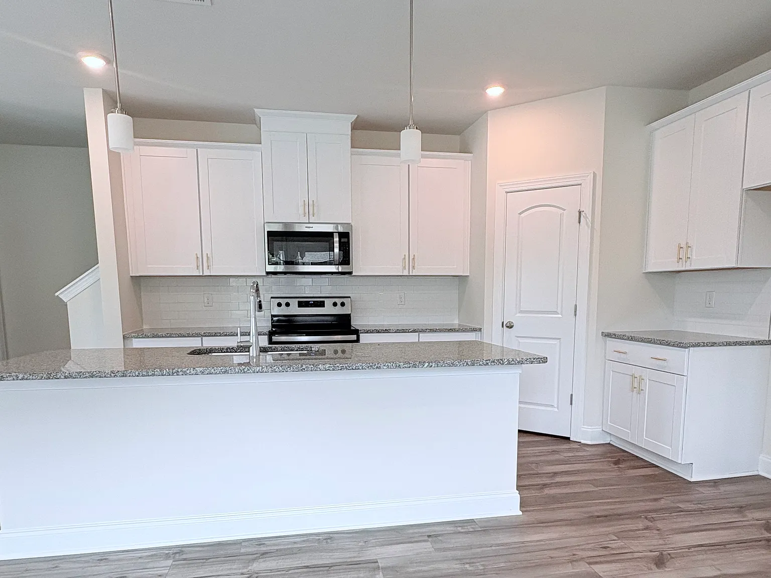 3 bed, 2.5 bath, 1888 sqft, $2,100 — Photo 2