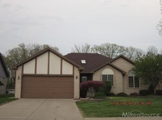 53090 Ridgewood Dr, Chesterfield, MI 48051