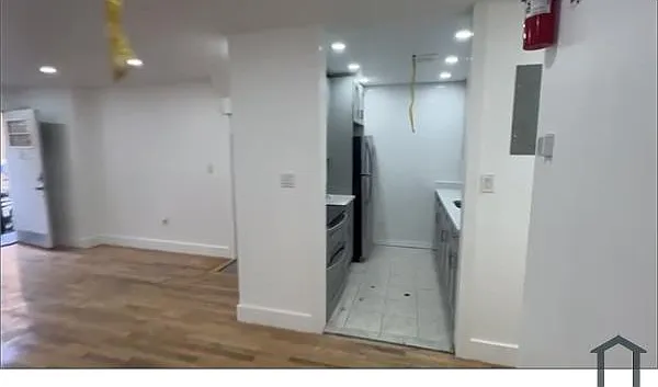 3 bed, 1000 sqft, $3,464 — Photo 2
