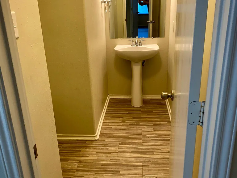 Guest 1/2 bathroom