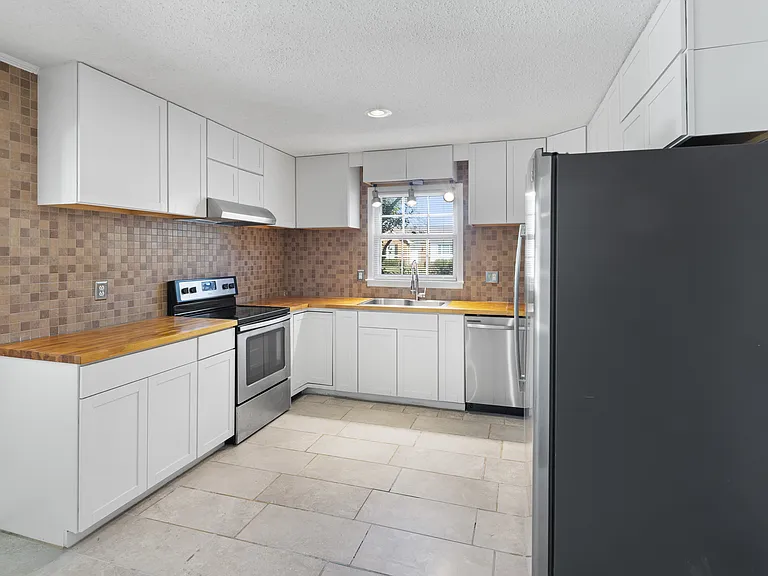 400 Hallmark Rd — Photo 17