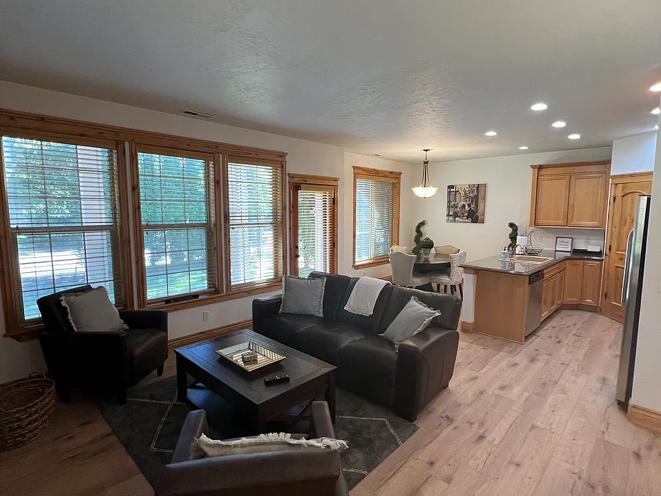 1051 W Willow Lake Loop