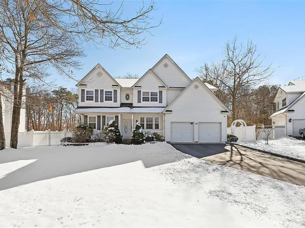 2 Tuthill Court, Patchogue, NY 11772