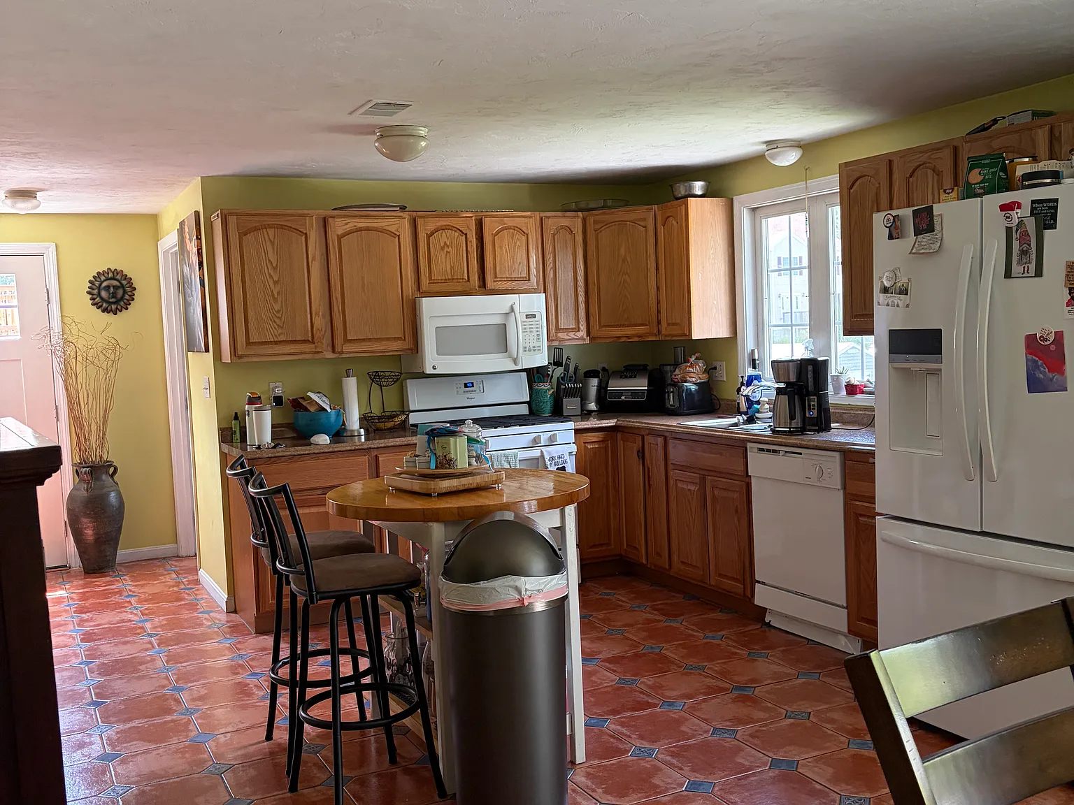 3 bed, 1.5 bath, 1920 sqft, $1,300 — Photo 4