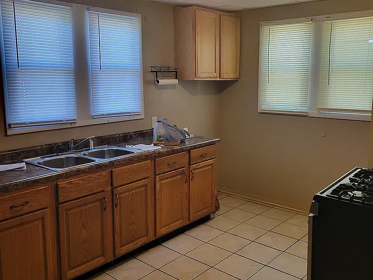 809 E 36th Pl — Photo 7