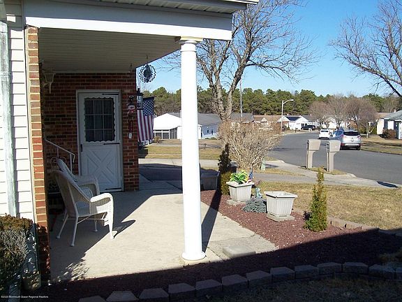 3rd image of 11 Redhook Bay Dr