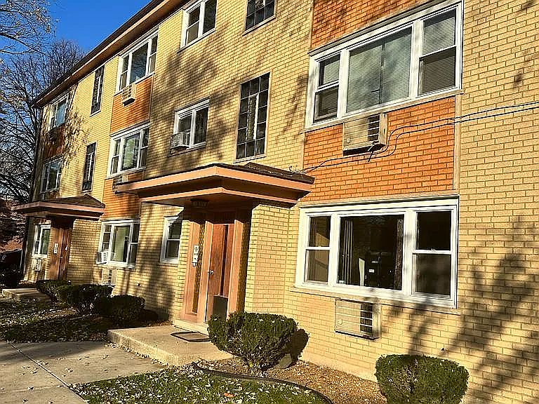 1st image of 5553 N Washtenaw Ave Unit 2