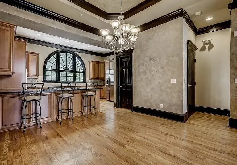 806 Clifton Heights Ln — Photo 3
