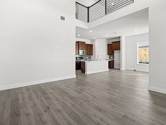 5th image of 725 Oakridge Trl