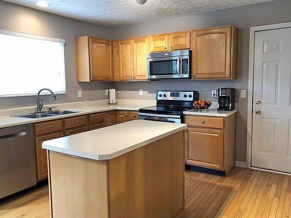 5th image of 73 W Waterbury Dr