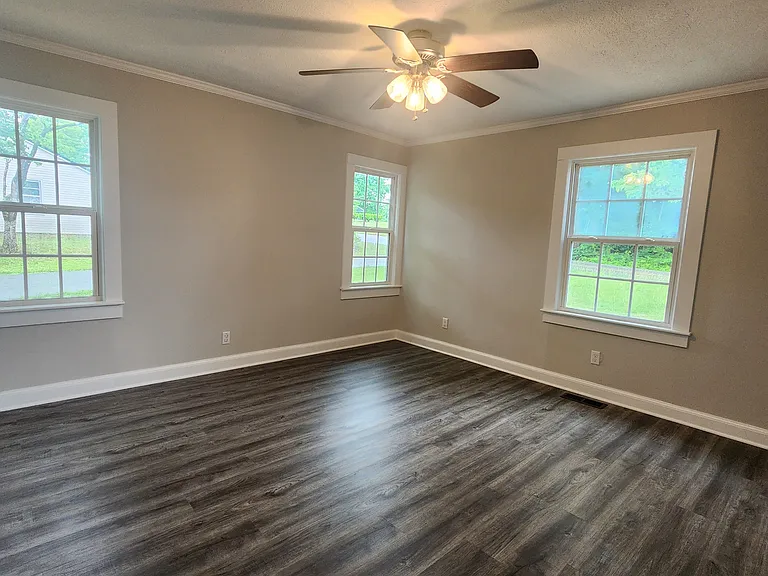 1067 Crescent Dr — Photo 8