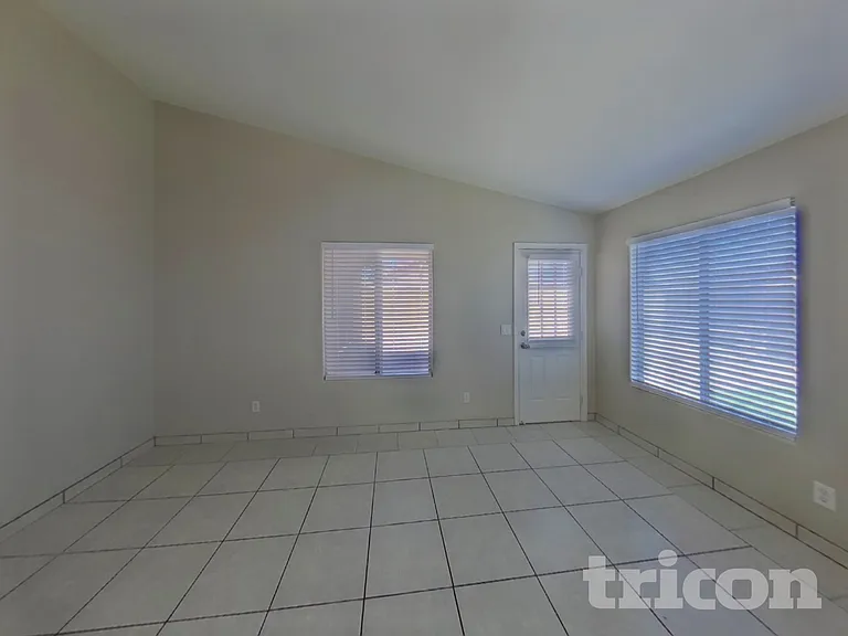 9002 W Palm Ln — Photo 2
