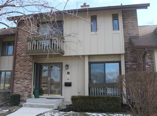 10 Kyle Ct, Willowbrook, IL 60527