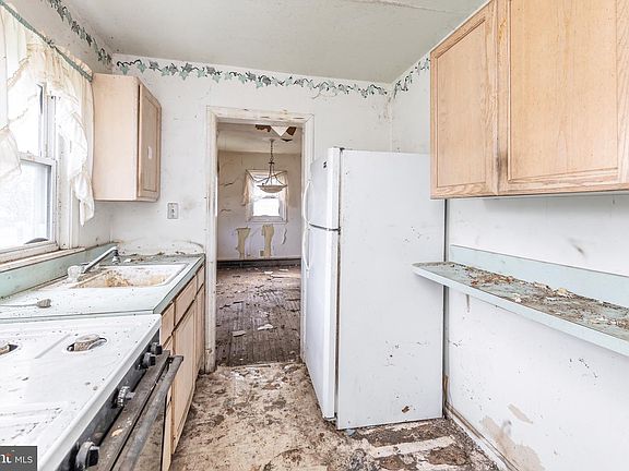 5th image of 25 Adams Ave