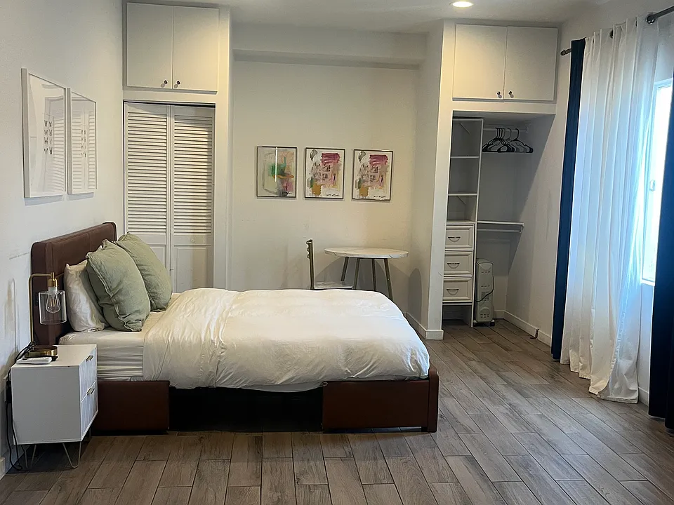 1647 Ocean Front Walk #5