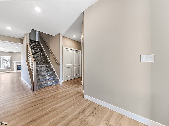 4th image of 590 Iris Pl