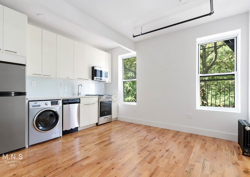 1st image of 975 Washington Ave #4J1