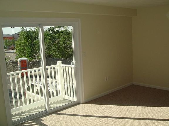 5th image of 108 California Ave APT 203