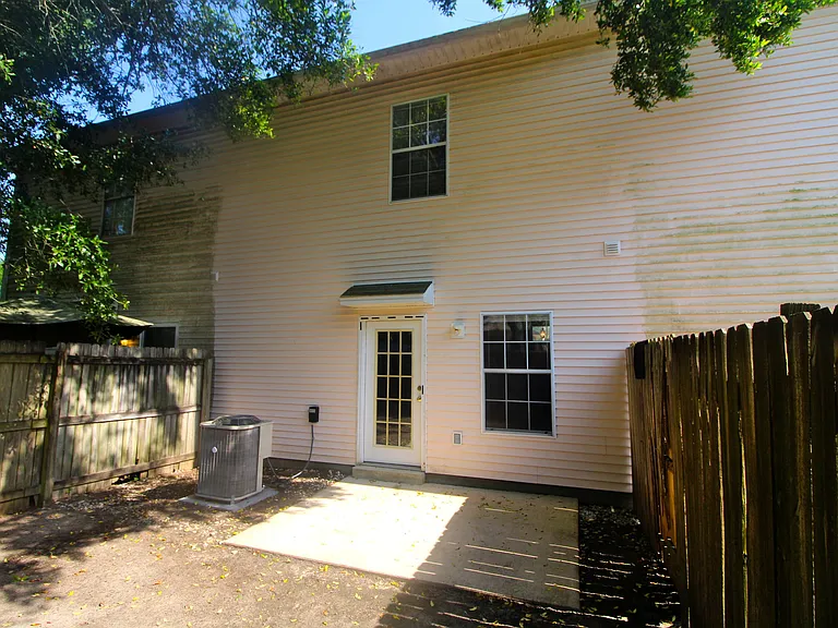 211 3rd St SE #J — Photo 15