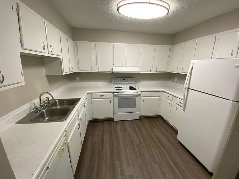 Gleneagle Apartment Homes — Photo 61