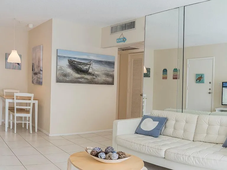 424 N Riverside Dr — Photo 5