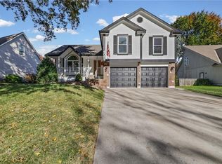 4053 SW Clipper Ln, Lees Summit, MO 64082