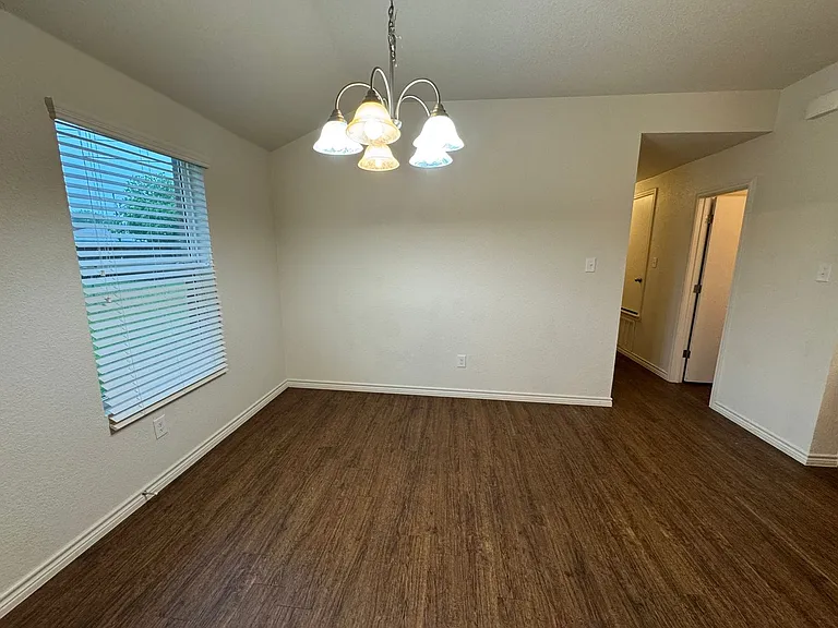 1537 Justin Loop — Photo 6