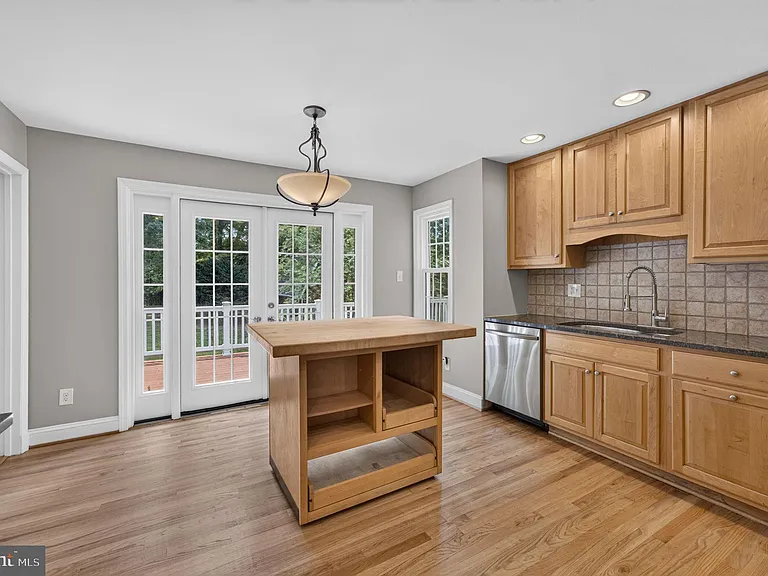6443 Walters Woods Dr — Photo 28