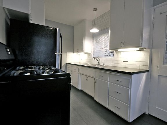 4th image of 2480 N Beachwood Dr