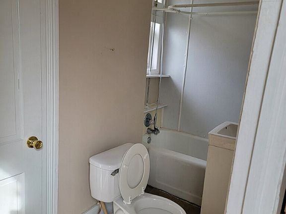 4th image of 494 N Comstock St