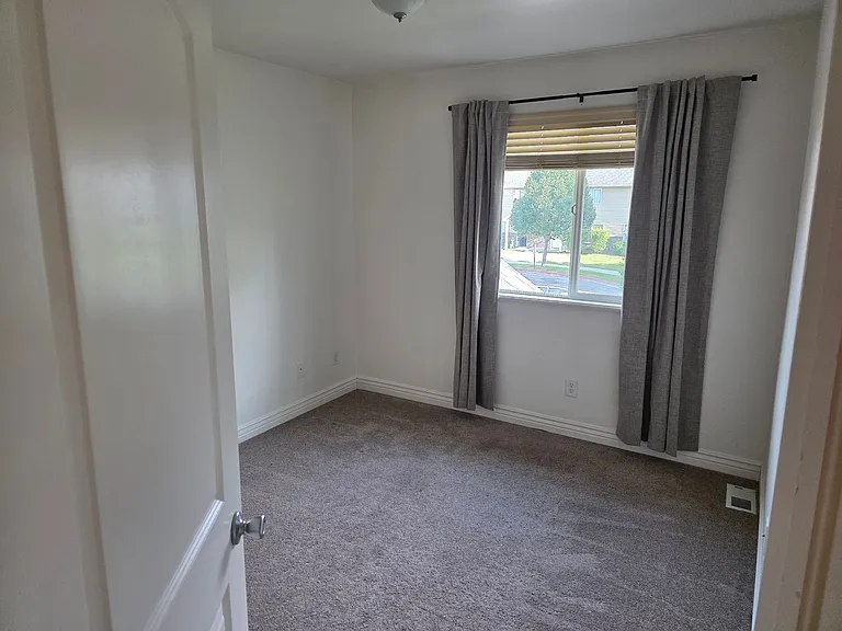 482 E 475 N — Photo 10
