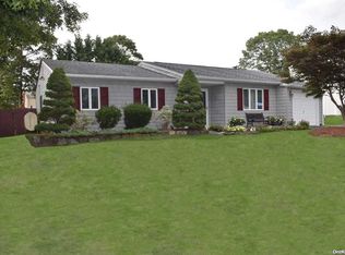 51 Berkshire Rd, Holbrook, NY 11741