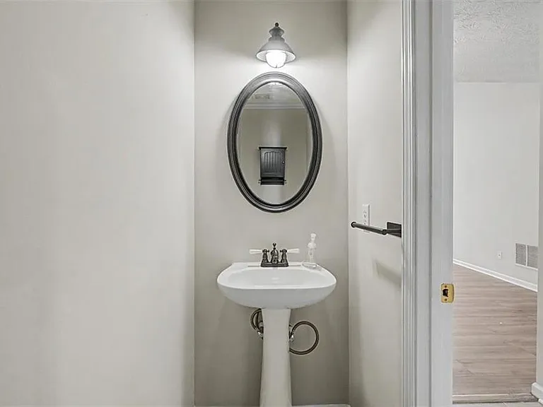 665 Peachtree Trails Dr — Photo 22