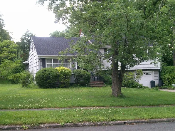 31 Walker Ave, Closter, NJ 07624