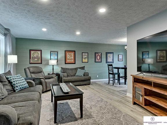 4th image of 812 Crest Dr