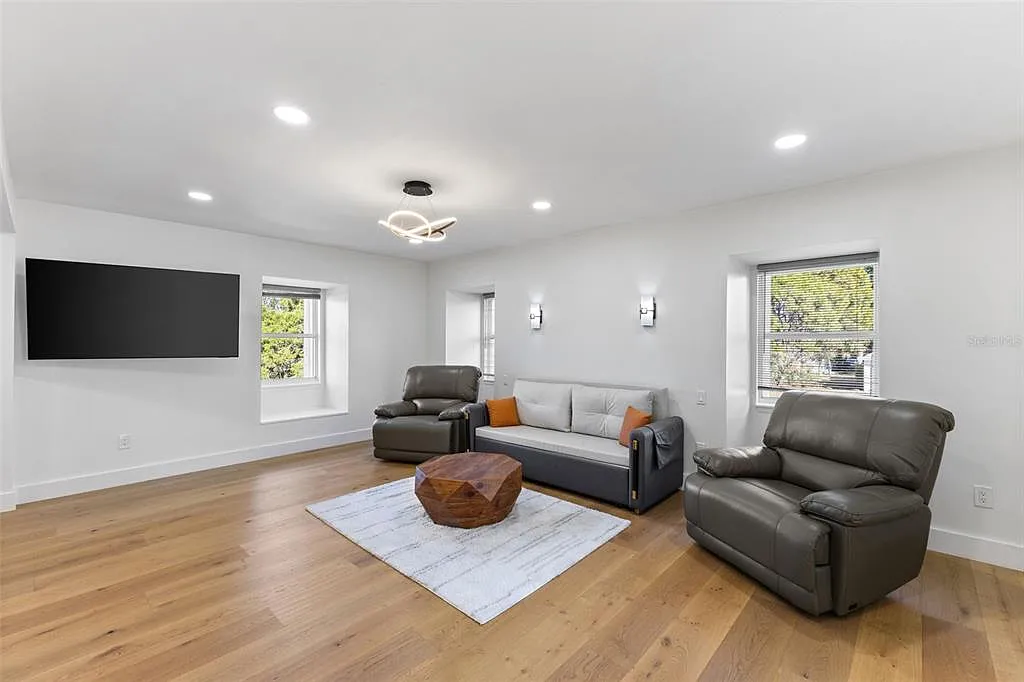 4 bed, 4.5 bath, 4024 sqft, $9,450 — Photo 3