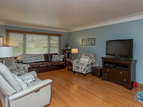 4th image of 2752 Eastvale Ave