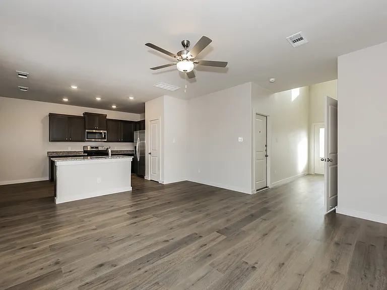 302 Patton Ln — Photo 5
