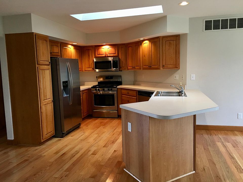 Updated kitchen w/stainless steel appliances