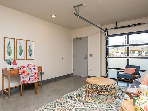 Sunshine Portland ; Three Bedroom Living Room