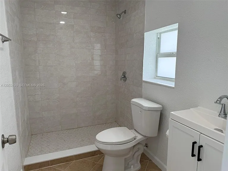 2120-2122 Thomas St #2122 — Photo 4