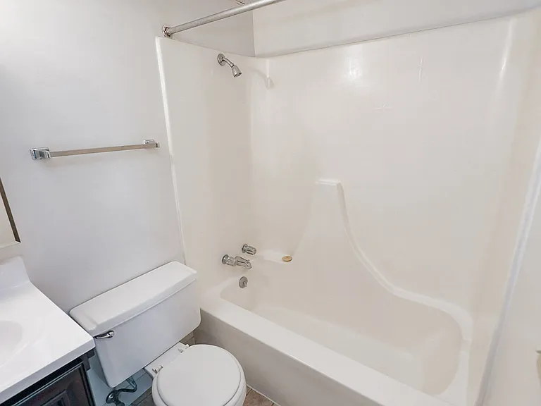 1327 D St #6 — Photo 11